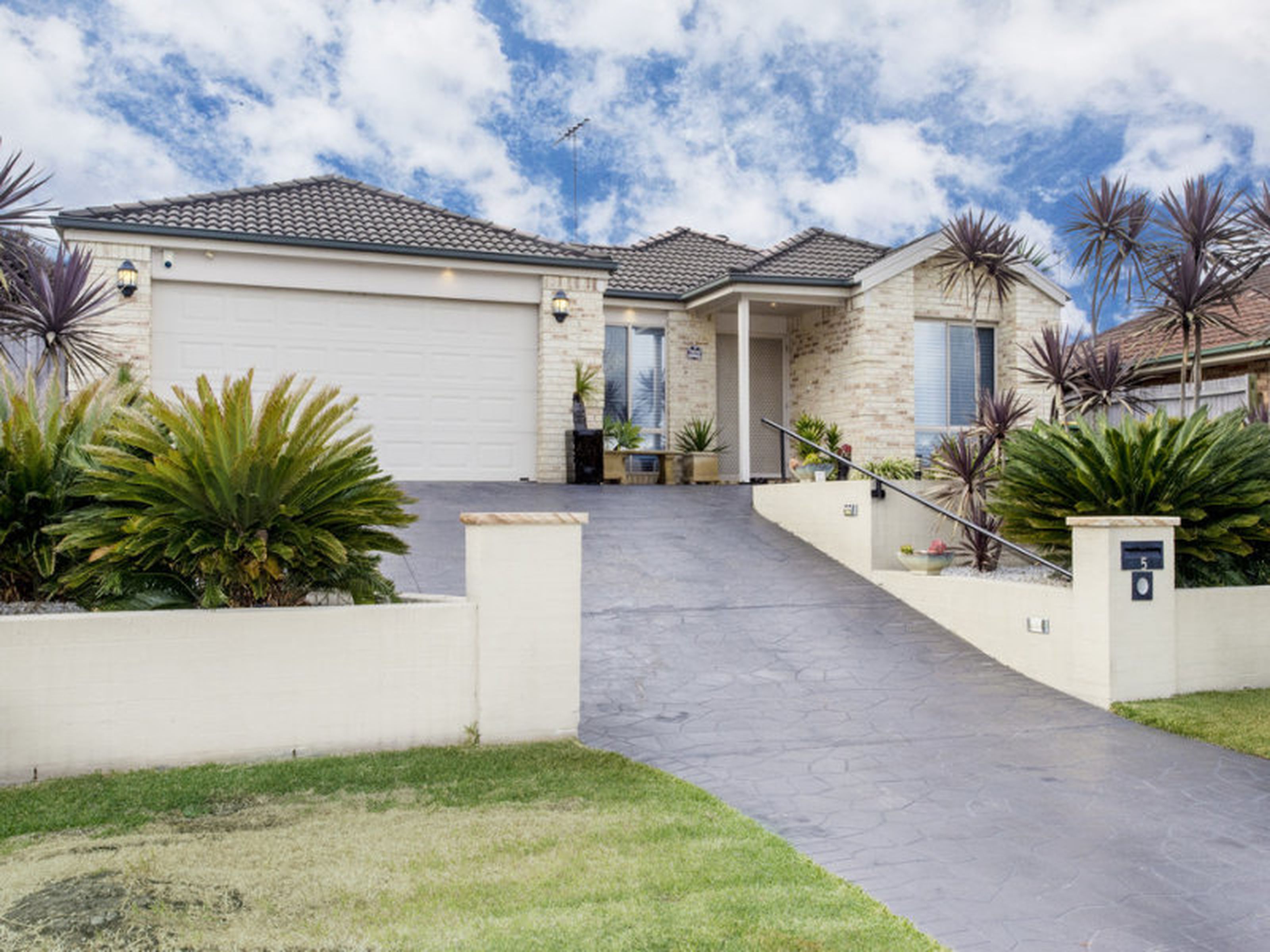 5 Woburn Place, GLENMORE PARK