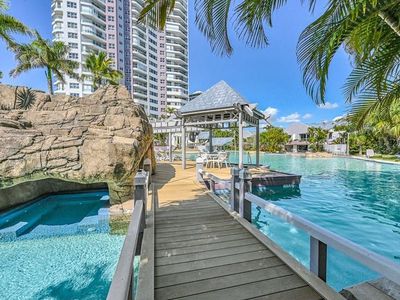 8 / 12 Commodore Drive, Surfers Paradise