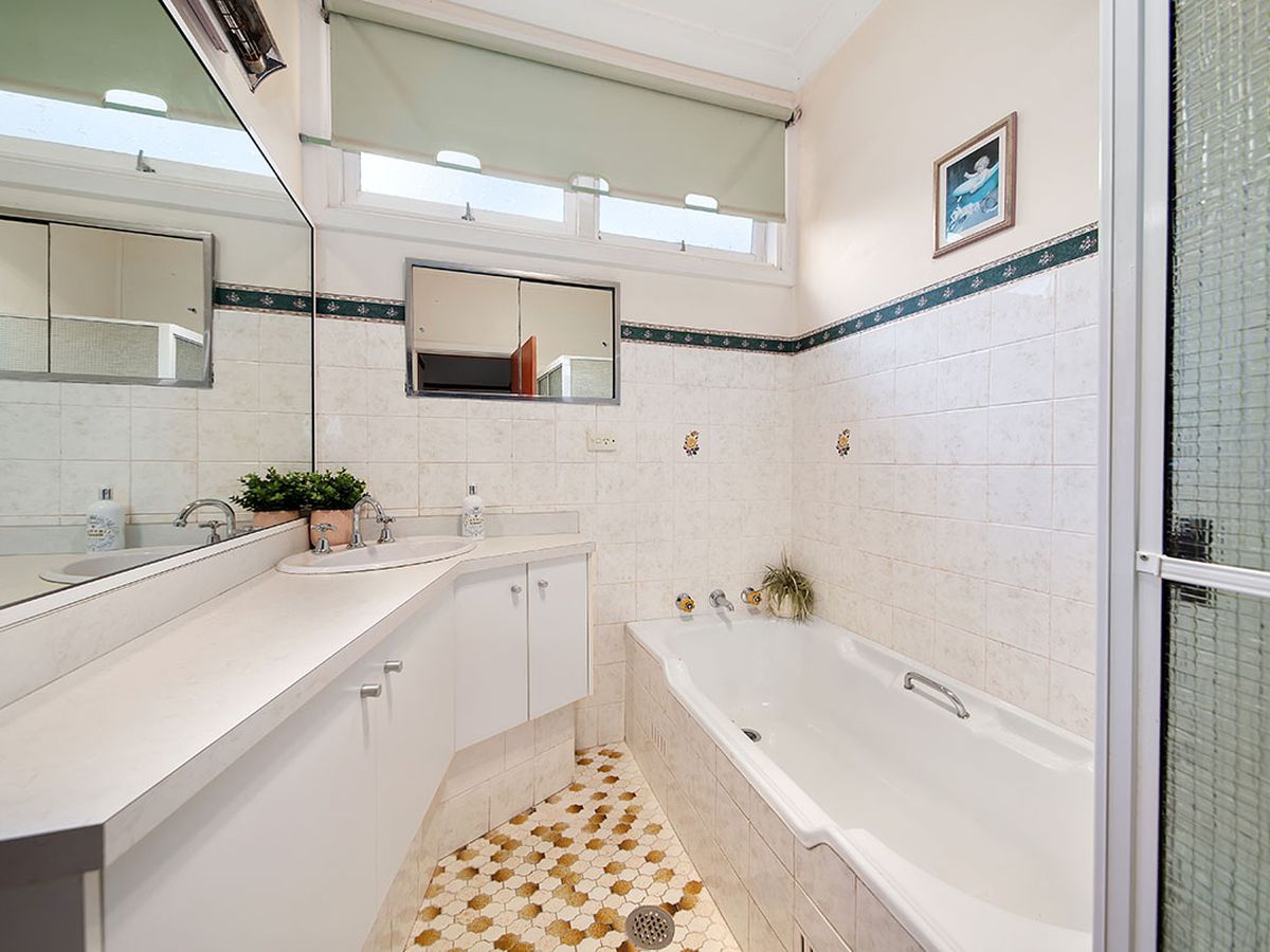 2 Beaumaris Crescent, Mortdale