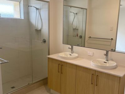 7 Roebuck Blvd, Eglinton