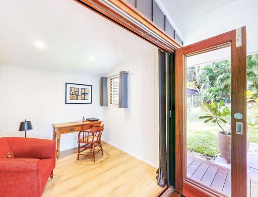 Renovated Queenslander - A Minute Walk to the Lake image 16