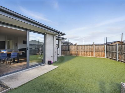 2 / 10 Curtain Court, Brighton