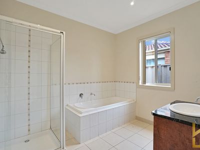 1 / 3 Bellinger Crescent, Wyndham Vale