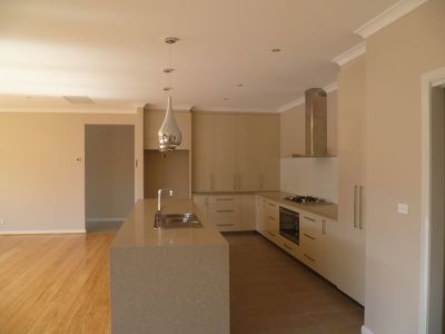 2 / 20 Station Lake Road, Lara