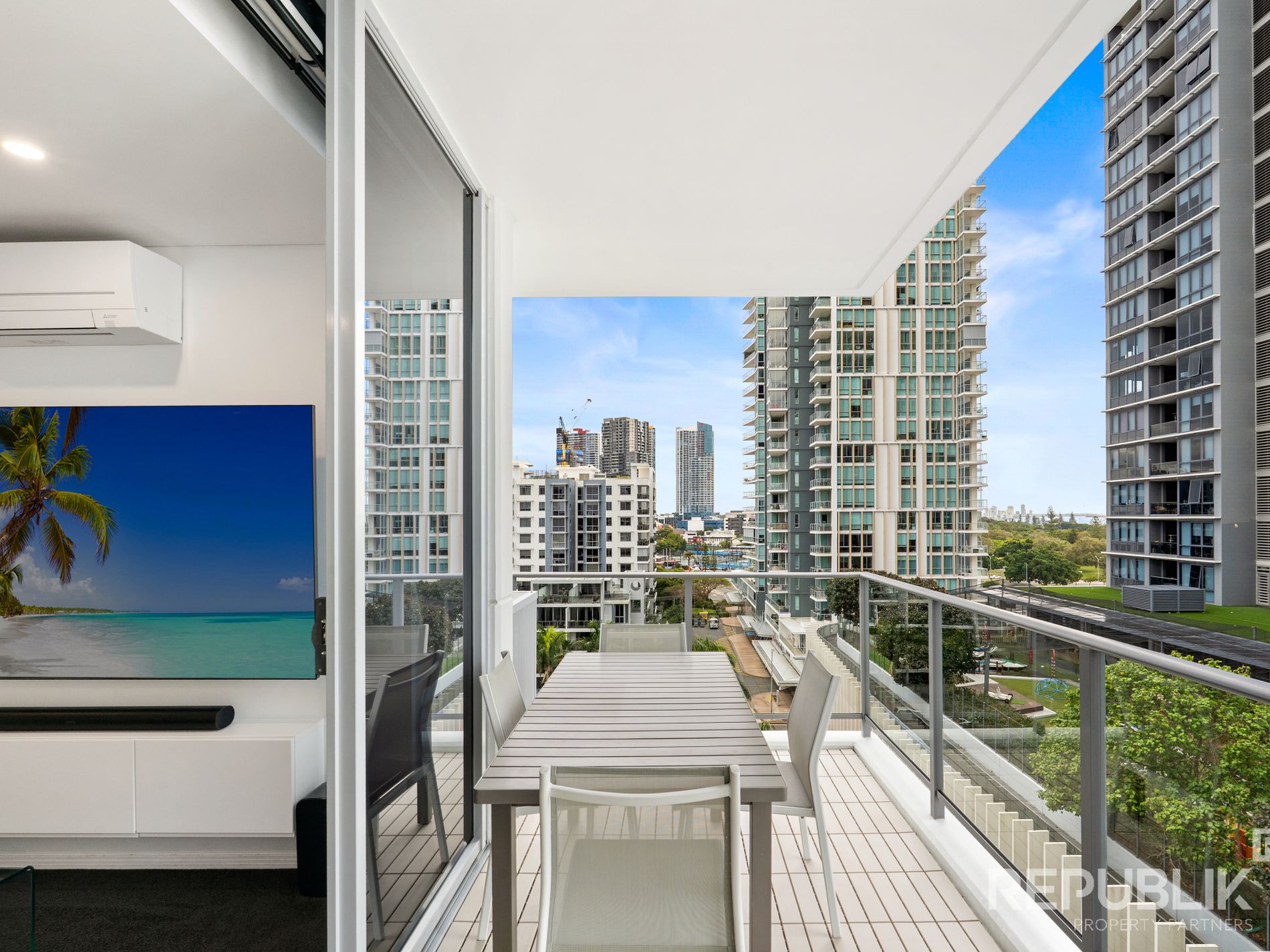 1102 / 4 COMO CRESCENT, Southport