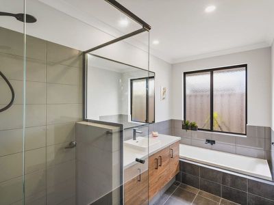 12 Pennant Boulevard , Geographe