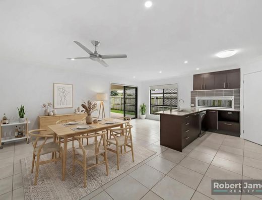 Spacious Family Home in the Heart of Peregian Springs - 5 Bedrooms + Media Room image 3