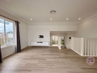 22 WATTLEBIRD CRESCENT, Elermore Vale