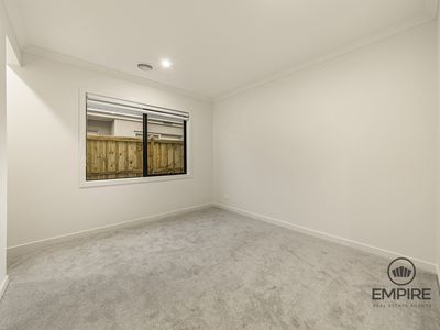 34 Guling , Clyde North