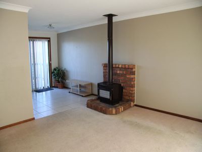 1 Paradise Avenue, Forster