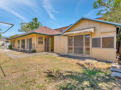 35 Back Street, Biggera Waters
