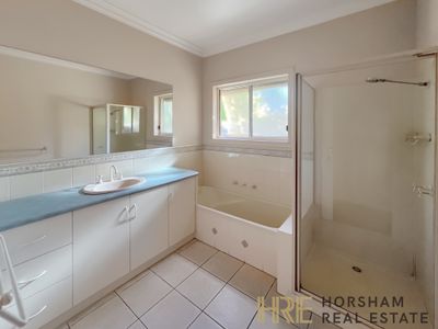 1 / 8 Dougherty Street, Horsham