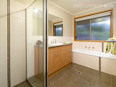 19 LAMBOURN DRIVE, Wodonga