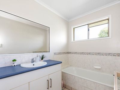 11 Holmes Drive, Beaconsfield