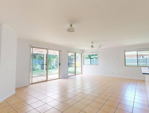 Noosaville 4 Bedroom Home image 3