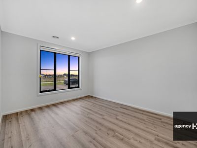 15 Winfred Drive, Mambourin