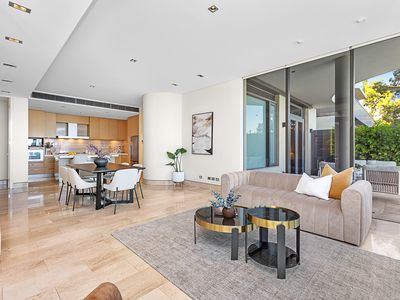 1 / 8 Mounts Bay Road, Crawley
