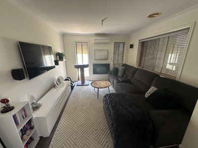 2 / 9 Halladale Avenue, Wyndham Vale