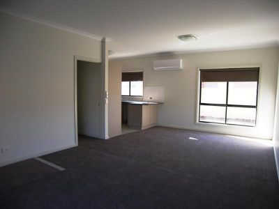 2 / 11 Caleb Close, Golden Square