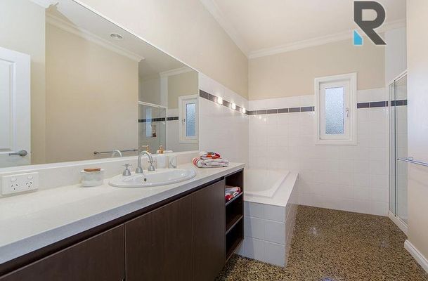 8 The Dress Circle, Oaklands Junction