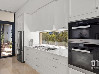 9 / 8 Mounts Bay Road, Crawley