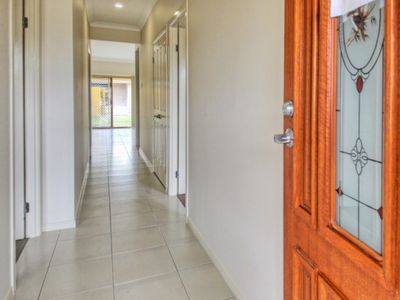 8 Honeypot Avenue, Springfield Lakes