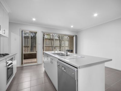 2 / 23 Symons Avenue , Hoppers Crossing