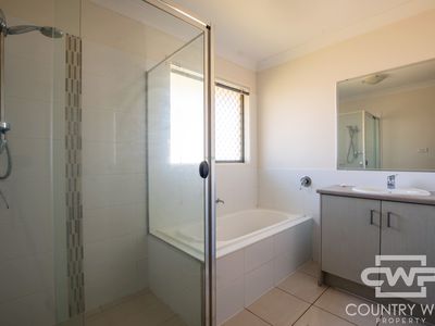 48 Manse Street, Guyra