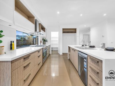 27 Strikeline Crescent, Clyde North