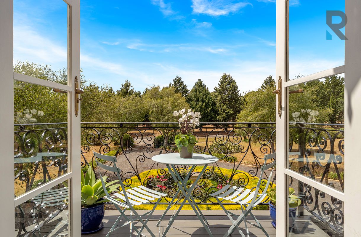 8 Pine Grove, Mickleham