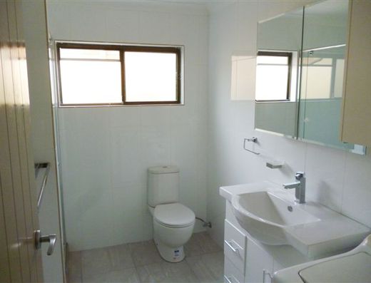 Centrally located Noosaville unit image 4
