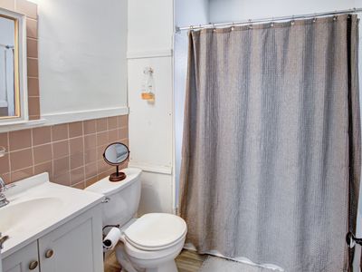 8422 Rosewood Avenue, Cleveland, OH, International