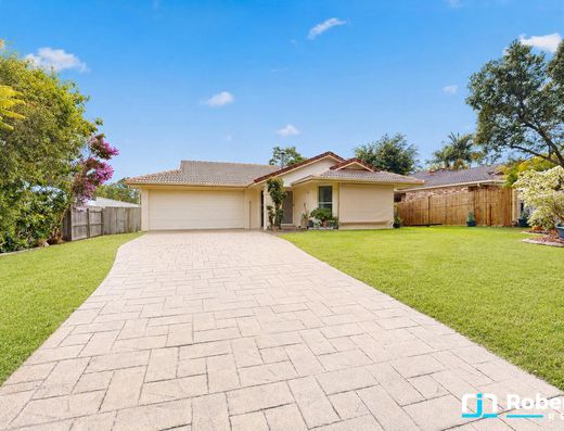 Large Family Living Opposite Noosa Golf Club image 1