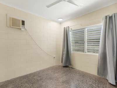 25 Hollywood Boulevard, White Rock