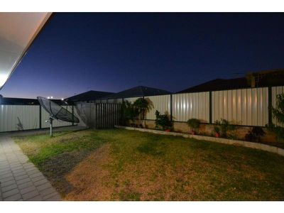 18 Johnsonia Bend, Hammond Park