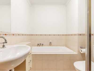 5A Naughton Place, Carlton