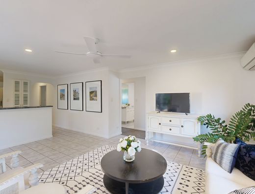 Spacious, Light-Filled Living in a Quiet Old Tewantin Cul-de-Sac image 9