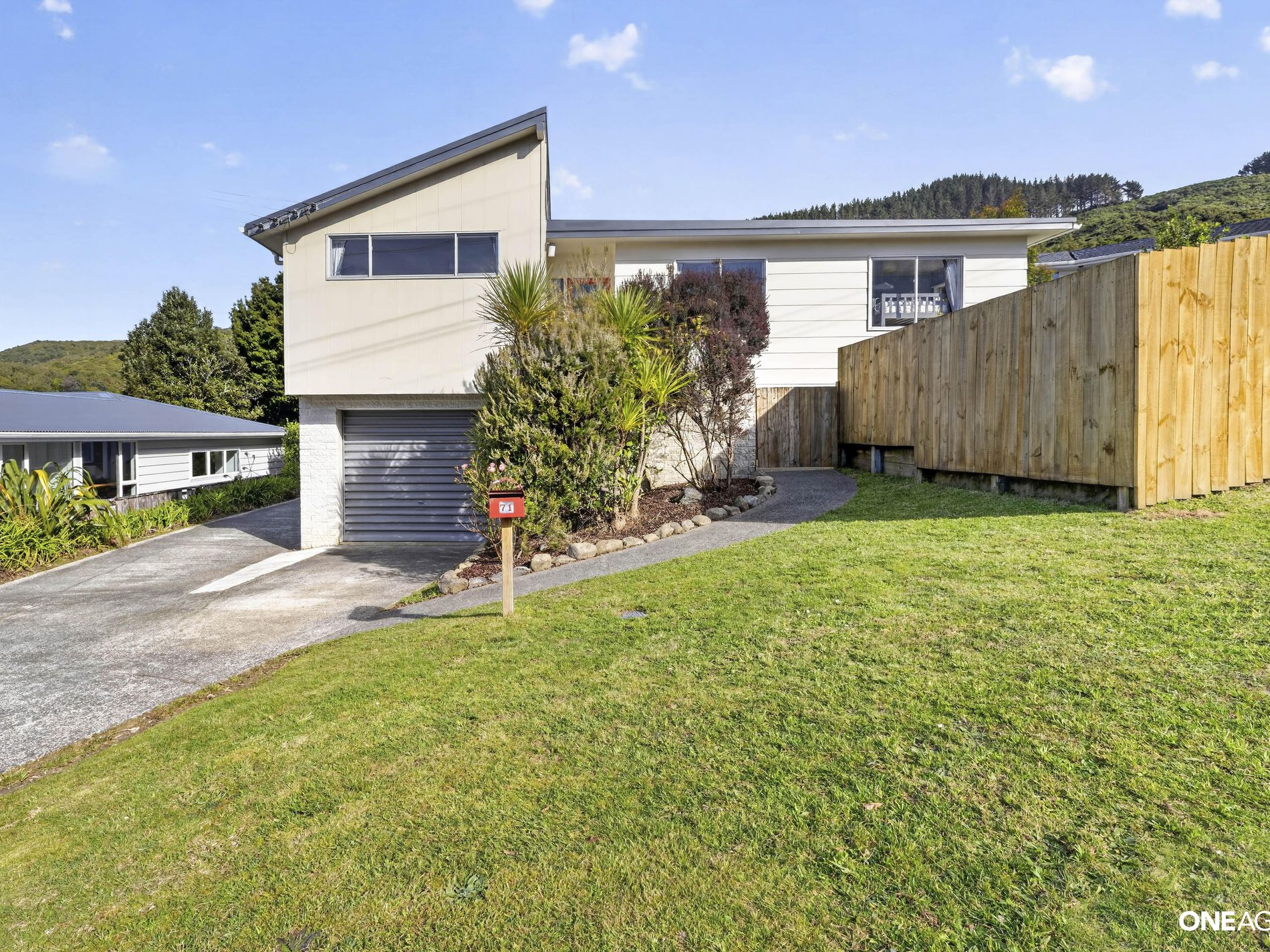 71 Larsen Crescent, Tawa