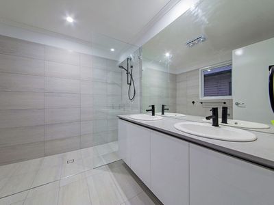 144 Kamarin Street, Manly West