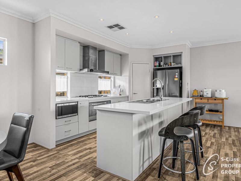 33 Barrington Avenue, Champion Lakes