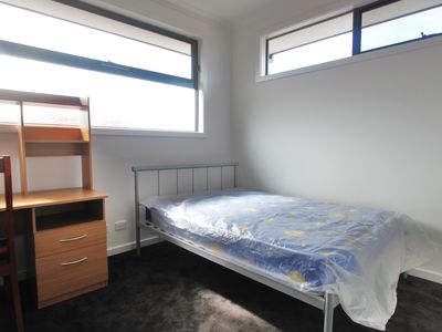 1 / 4 Harlington Street, Clayton