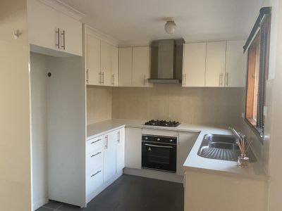 2 / 8 Dummett Avenue, Hoppers Crossing