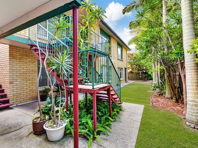 2/33 Breaker Street, Main Beach
