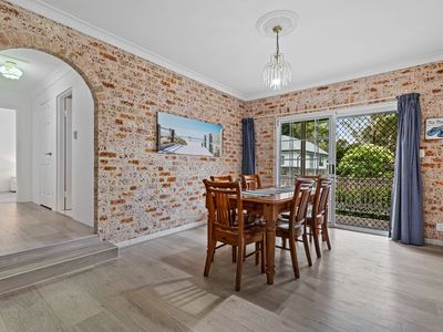 1 West Close, Hawks Nest
