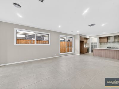 61 Sunlight Circuit, Lara