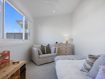 40 Sunset Strip, Manyana