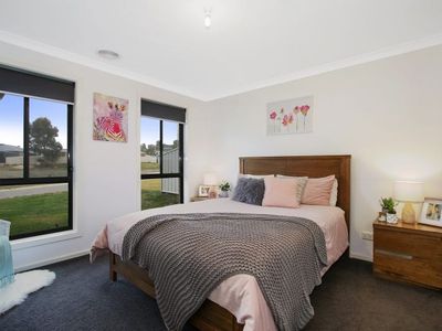 9 Eyre Ct, Lavington