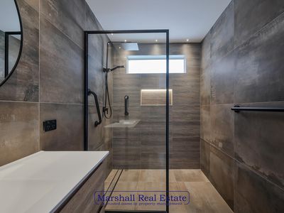 175 Kinross Drive, Kinross