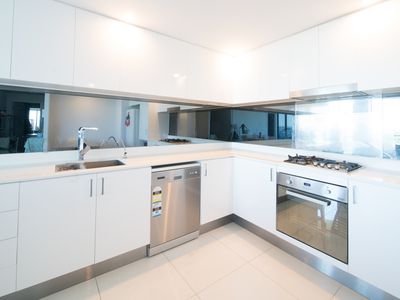 21006 / 5 Harbour Side Court, Biggera Waters