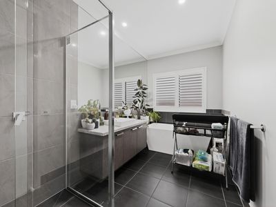 9 Kallista Circuit, Officer